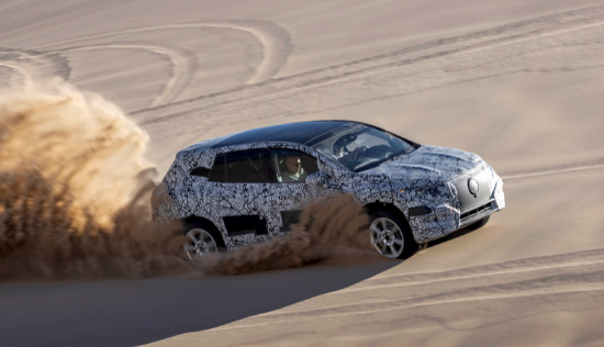 奔驰EQS SUV 在内华达州的炎热天气测试中展示了其沙丘技能