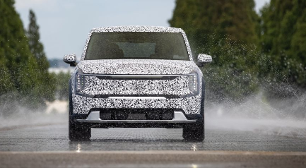 起亚 EV9 SUV 在 2023 年初首次亮相前进行测试